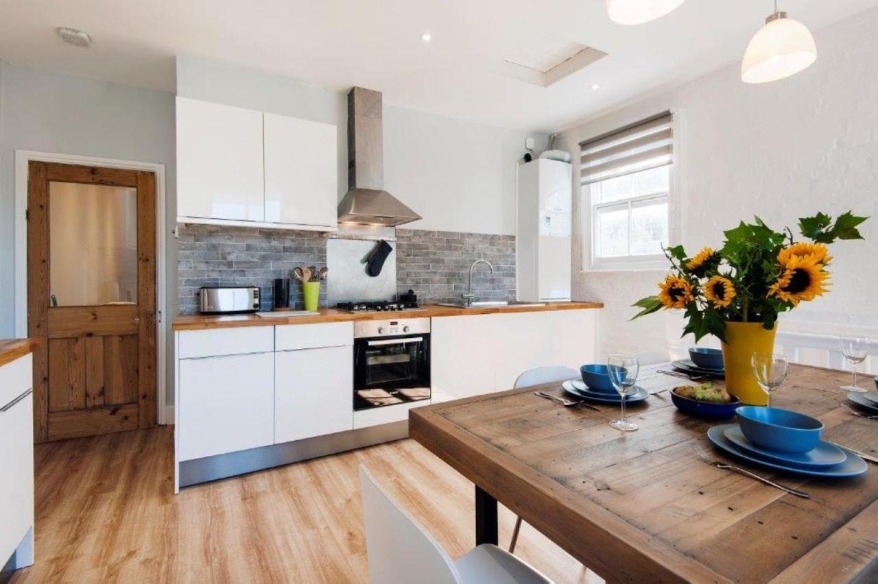 Modern Family Home In London Close To Amenities And Train Bagian luar foto