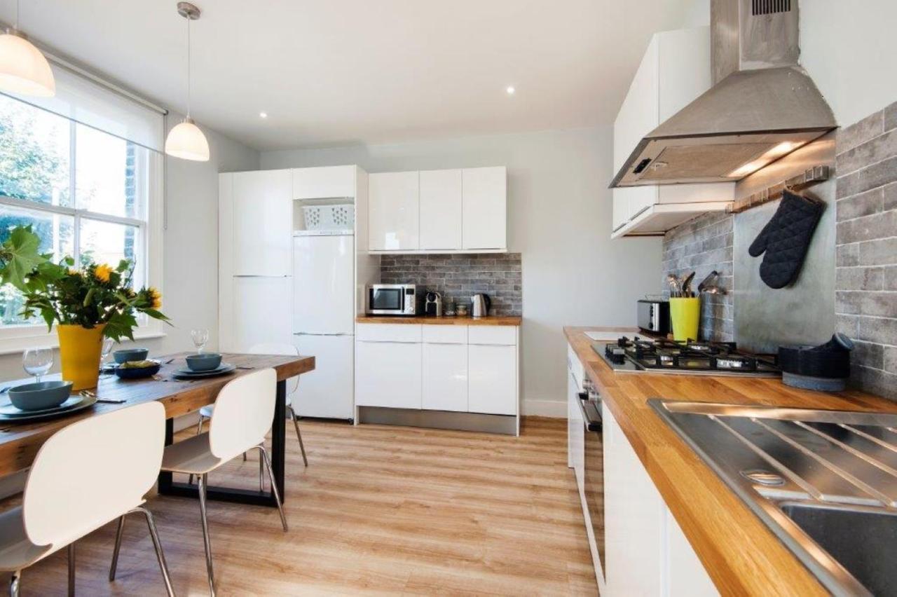 Modern Family Home In London Close To Amenities And Train Bagian luar foto