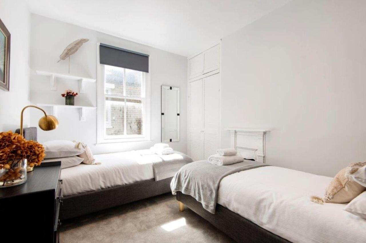 Modern Family Home In London Close To Amenities And Train Bagian luar foto
