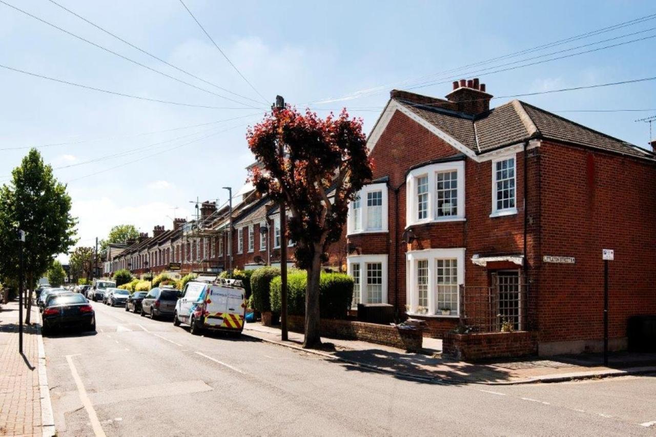 Modern Family Home In London Close To Amenities And Train Bagian luar foto