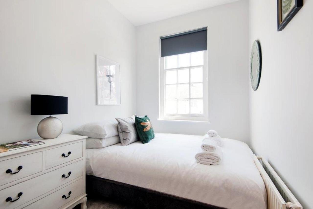 Modern Family Home In London Close To Amenities And Train Bagian luar foto
